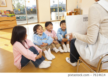 4名幼兒園兒童聽圖片故事秀 7614614