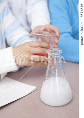 有燒杯的小學女孩遞女孩 7614636