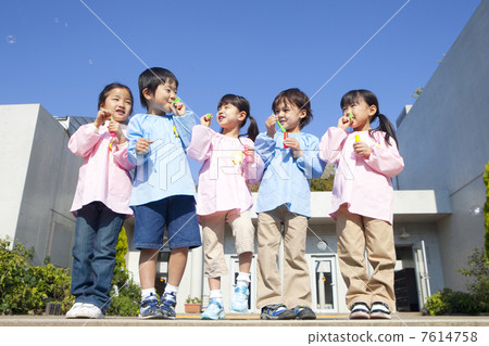 5個幼兒園的孩子們穿著肥皂泡 7614758