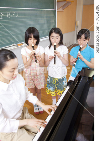 在音樂室吹錄音機的小學生 7614806