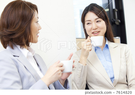 2 people drinking coffee 7614820