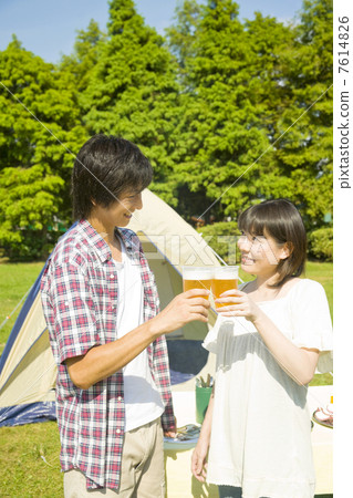 A couple enjoying barbecue 7614826