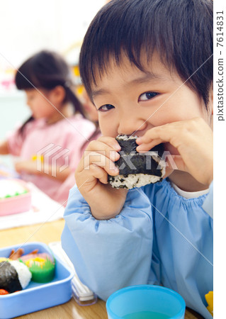 Kindergarten boys eating lunches 7614831