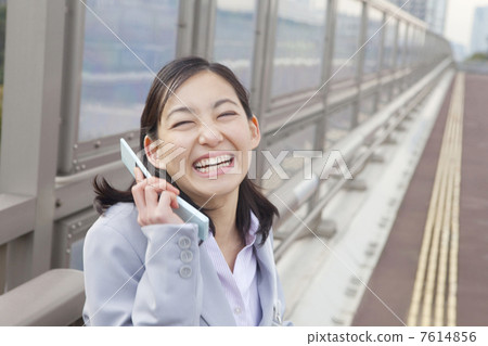 OL在手機上聊天 7614856