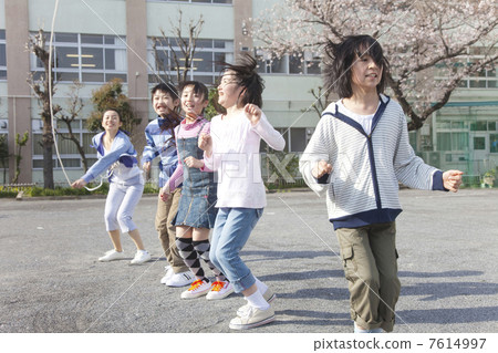 Four elementary school students who make a jump rope and a teacher 7614997
