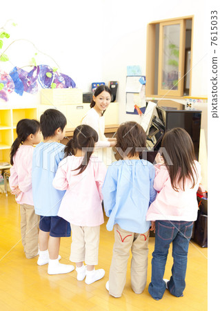 幼兒園小孩根據幼兒園老師的鋼琴唱歌 7615033