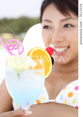 一個女人用熱帶果汁 一個女人用熱帶果汁 7615034