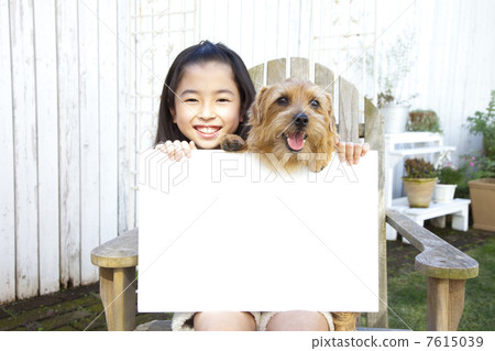 拿著whiteboard和看諾福克狗的女孩 拿著whiteboard和看諾福克狗的女孩 7615039