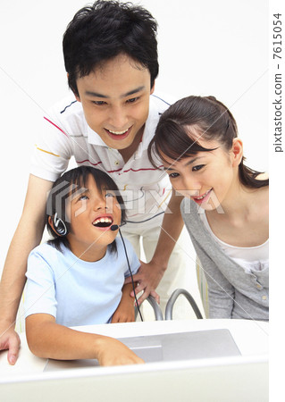 父母和孩子在玩互聯網 父母和孩子在玩互聯網 7615054