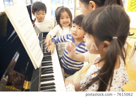 幼兒園聚集在幼兒園老師的鋼琴上 幼兒園聚集在幼兒園老師的鋼琴上 7615062