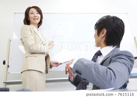 在會議室和OL舉行會議的商人 7615118