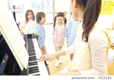 幼兒園小孩根據幼兒園老師的鋼琴唱歌 7615164