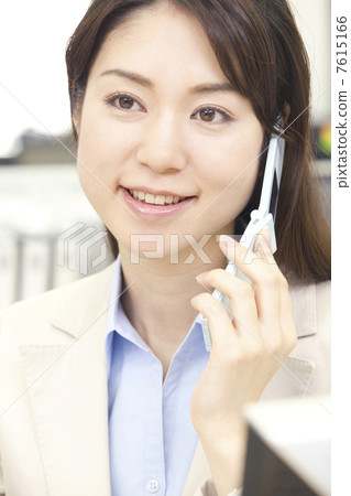 OL在手機上聊天 7615166