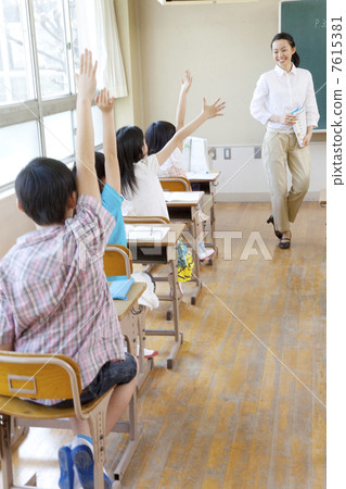 在幕後課堂上舉手的四名小學生 7615381