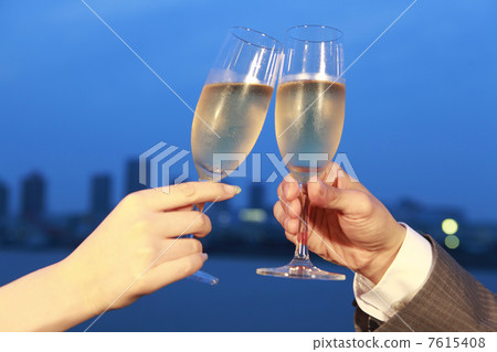 A couple having a toast with champagne 7615408