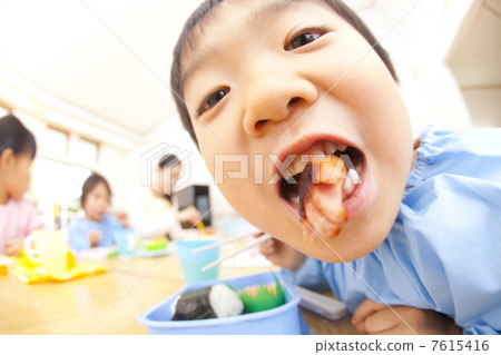 Kindergarten boys eating lunches Kindergarten boys eating lunches 7615416