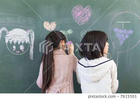 畫在黑板的小學女孩圖片 7615501