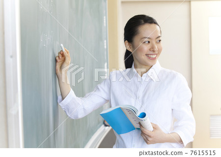在黑板上寫問題的女老師 7615515