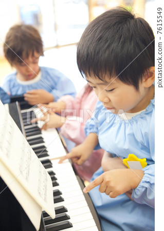 幼兒園小孩彈鋼琴 幼兒園小孩彈鋼琴 7615549
