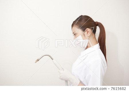 Dental hygienist with vacuum 7615682