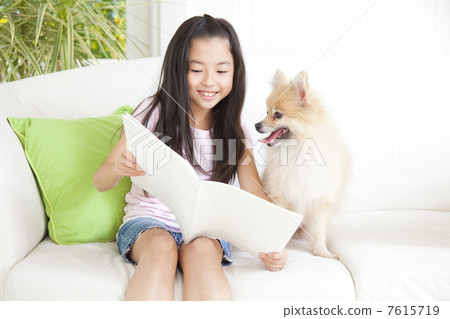 博美犬和女孩在看書 博美犬和女孩在看書 7615719