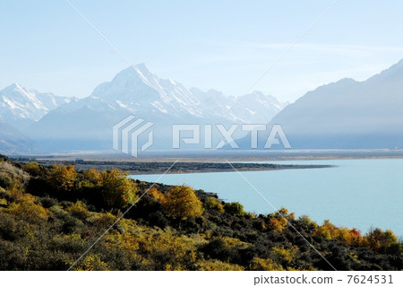 Mount Cook in the fall and Pakaki Lake 7624531