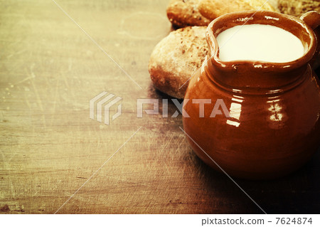 Milk and bread 7624874