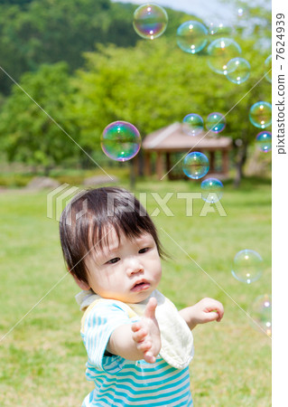 Children and soap bubbles 7624939