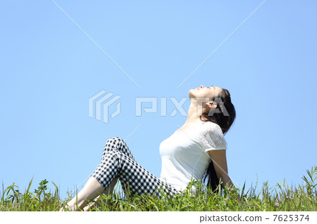 夏天藍天和一位小姐 7625374