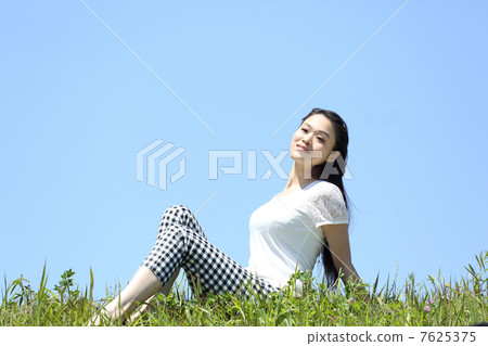 夏天藍天和一位小姐 7625375