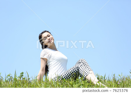 夏天藍天和一位小姐 7625376