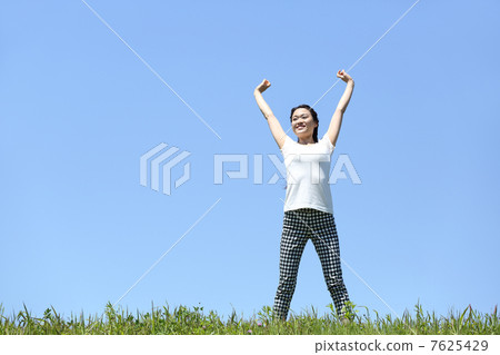 A blue sky and a young lady A blue sky and a young lady 7625429