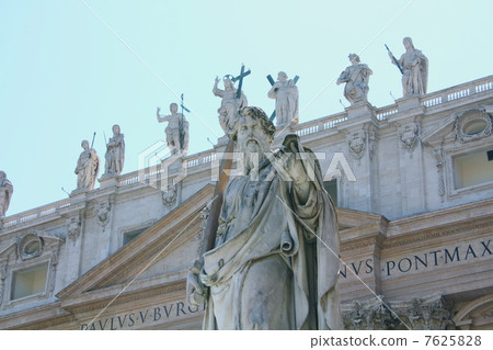 Sculpture of St. Peter's Basilica 7625828