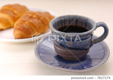 美味的咖啡和羊角麵包 7627274