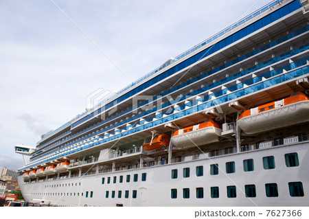 Luxury cruise Ship 7627366