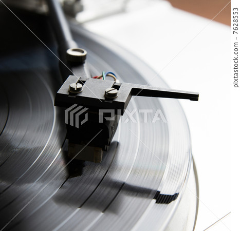 Turntable playing vinyl record with music 7628553