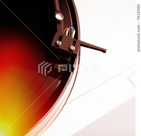 Turntable playing vinyl record with music 7628560