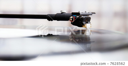 Turntable playing vinyl record with music 7628562