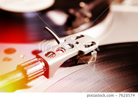 Turntable playing vinyl record with music 7628574