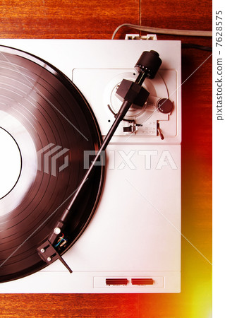 Turntable playing vinyl record with music 7628575