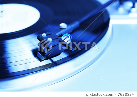 Turntable playing vinyl record with music 7628584