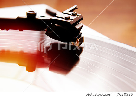 Turntable playing vinyl record with music 7628586