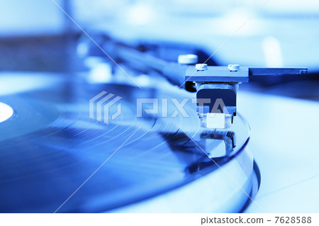 Turntable playing vinyl record with music 7628588