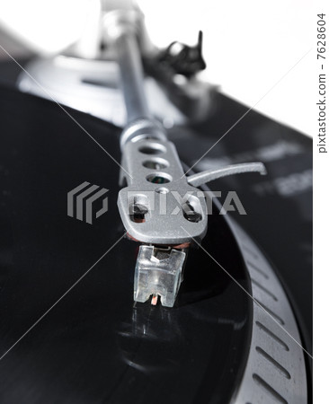 Turntable playing vinyl record with music 7628604