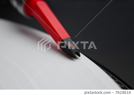 Spherical needle on vinyl record 7628610
