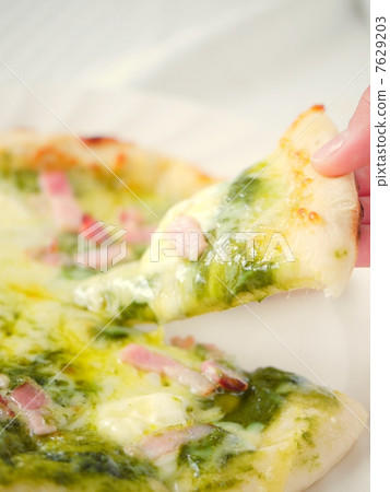 Pizza II with bacon and basil Pizza II with bacon and basil 7629203