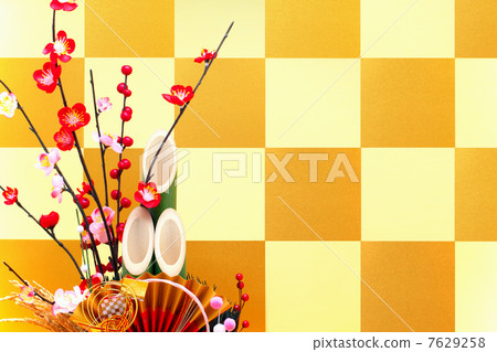 A golden checkerboard folding screen and Kadoma A golden checkerboard folding screen and Kadoma 7629258