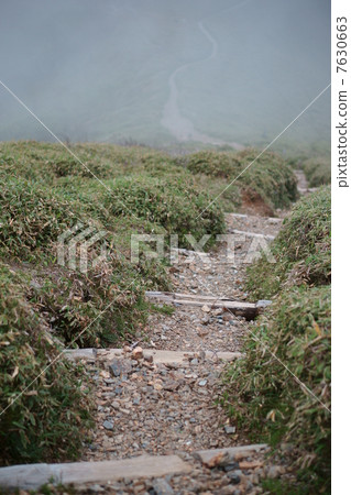 一條在霧中消失的山路 7630663