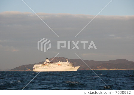 Scenery of a cruise ship sailing in the Seto Inland Sea Scenery of a cruise ship sailing in the Seto Inland Sea 7630982