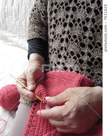 Senior hand to knit 7631828